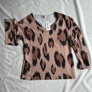 Belinda Sz Small NWT V Neck Pullover. Animal Print